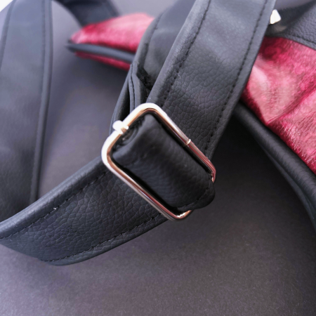 Stringed Sensation – Geantă chitară burgundy handmade inspirată de Music Man Majesty Stringed Sensation – accente metalice și fermoar pe geantă burgundy handmade