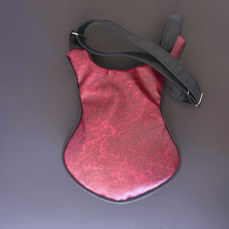 Stringed Sensation – Geantă chitară burgundy handmade inspirată de Music Man Majesty Stringed Sensation – bretea reglabilă crossbody sau rucsac, design Music Man Majesty
