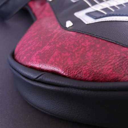 Stringed Sensation – Geantă chitară burgundy handmade inspirată de Music Man Majesty Stringed Sensation – detaliu corzi reale pe geantă burgundy inspirată de chitară Majesty