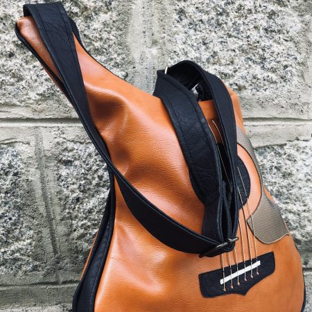 Brown Acoustic – Geantă acustică maro handmade cu corzi reale Brown Acoustic – bretea reglabilă crossbody/rucsac