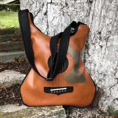 Brown Acoustic – Geantă acustică maro handmade cu corzi reale Brown Acoustic – accente cromate și fermoar pe geantă chitară maro