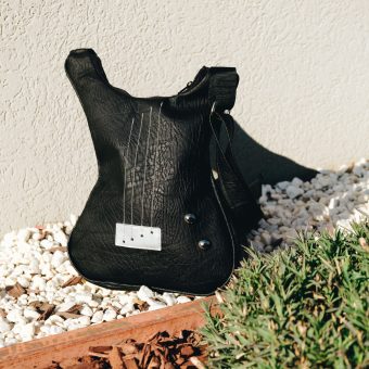 Minimal Sound – vedere frontală elegantă a genţii bass negre