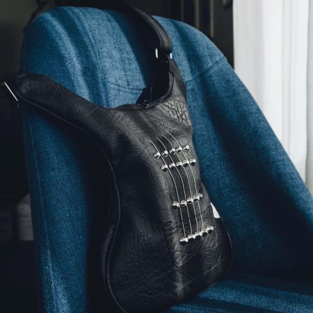 Black Jewel – Geantă rock style neagră cu corzi de chitară Black Jewel – detaliu metalic și capse pe geanta rock