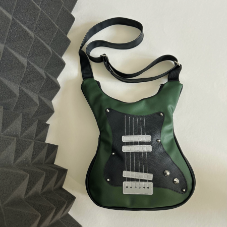 Inspirată de legendara Stratocaster, această geantă în formă de chitară electrică Stratobag nu este doar practică, ci are și un aer autentic rock & roll. Inspirată de legendara Stratocaster, această geantă în formă de chitară electrică Stratobag nu este doar practică, ci are și un aer autentic rock & roll.