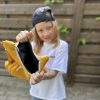Tiny Riff – detaliu fermoar pe rucsac galben în formă de chitară pentru grădiniță