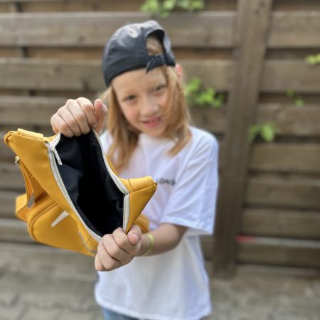 tiny-riff-rucsac-gradinita-chitara-galbena Tiny Riff – detaliu fermoar pe rucsac galben în formă de chitară pentru grădiniță