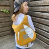 Tiny Riff – detaliu design piele eco pe rucsac galben în formă de chitară