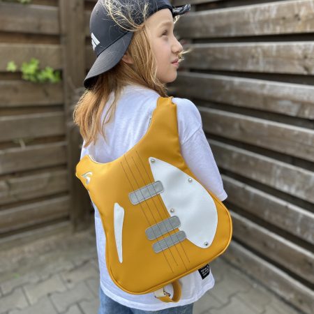 tiny-riff-rucsac-gradinita-chitara-galbena Tiny Riff – detaliu design piele eco pe rucsac galben în formă de chitară