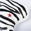 Rock Stripes este o geantă în stil rock, modelată în formă de chitară și realizată manual din piele eco italiană de înaltă calitate. Cu dungi zebra îndrăznețe și o stea roșie accent, acest accesoriu unic este perfect pentru concerte, festivaluri și ținute de zi cu zi care cer atenție.