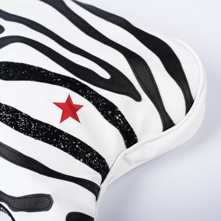Rock Stripes geanta in stil rock n roll Rock Stripes este o geantă în stil rock, modelată în formă de chitară și realizată manual din piele eco italiană de înaltă calitate. Cu dungi zebra îndrăznețe și o stea roșie accent, acest accesoriu unic este perfect pentru concerte, festivaluri și ținute de zi cu zi care cer atenție.