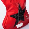 Victory Star este o geantă roșie în formă de chitară inspirată din bass-ul Victoriei de la Måneskin, decorată cu o stea mare strălucitoare și corzi reale de chitară realizată manual din piele eco italiană premium. Un accesoriu cu spirit rock, ideal pentru concerte, festivaluri și ținute de zi cu zi care ies în evidență.
