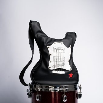 Geantă chitară neagră handmade Grunge Star din piele vegană, cu corzi reale, stea roșie și trei stele pe bretea
