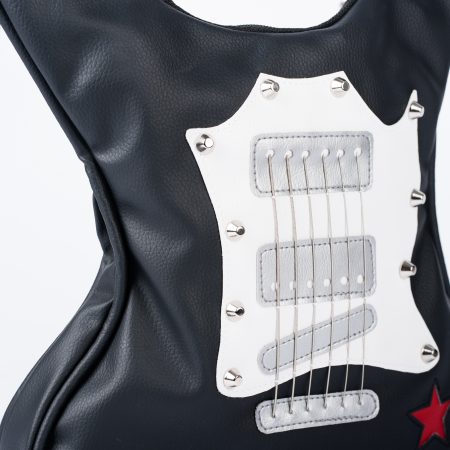 Geantă rock fashion Grunge Star cu stele roșii Grunge Star este o geantă rock fashion în formă de chitară, realizată manual din piele vegană italiană. Decorată cu corzi reale de chitară, nituri argintii, o stea roșie pe corp și trei stele roșii pe bretea, această geantă unică este perfectă pentru concerte, festivaluri și ținute îndrăznețe. Disponibilă în două stiluri, crossbody sau rucsac, în funcție de preferințele tale.