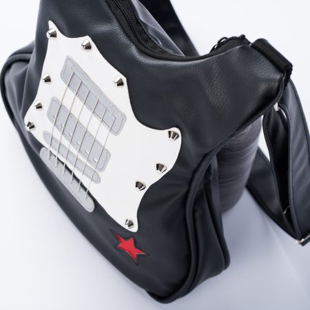 Geantă rock fashion Grunge Star cu stele roșii Grunge Star este o geantă rock fashion în formă de chitară, realizată manual din piele vegană italiană. Decorată cu corzi reale de chitară, nituri argintii, o stea roșie pe corp și trei stele roșii pe bretea, această geantă unică este perfectă pentru concerte, festivaluri și ținute îndrăznețe. Disponibilă în două stiluri, crossbody sau rucsac, în funcție de preferințele tale.