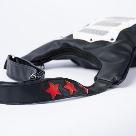 Geantă rock fashion Grunge Star cu stele roșii Grunge Star este o geantă rock fashion în formă de chitară, realizată manual din piele vegană italiană. Decorată cu corzi reale de chitară, nituri argintii, o stea roșie pe corp și trei stele roșii pe bretea, această geantă unică este perfectă pentru concerte, festivaluri și ținute îndrăznețe. Disponibilă în două stiluri, crossbody sau rucsac, în funcție de preferințele tale.
