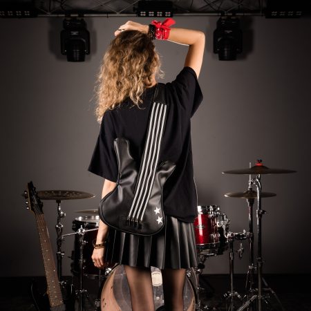 Blackstage – geantă rock pentru concerte în formă de chitară bass Blackstage geantă rock pentru concerte și festivaluri cu stele albe