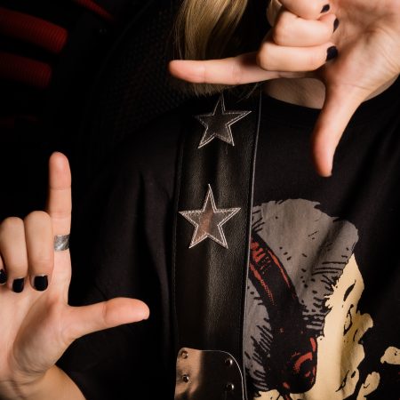 Wild Star – Geantă Chitară Rock cu Bretea cu Stele | BySolbags Detaliu bretea cu stele argintii pe geanta chitară Wild Star
