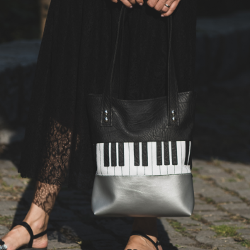 Keyboard Couture – geantă tote handmade cu design elegant inspirat din clapele pianului, realizată din piele ecologică de înaltă calitate. Perfectă pentru iubitorii de muzică clasică și stil artistic, această geantă statement combină estetica muzicală cu funcționalitatea, fiind ideală pentru ținute urbane, evenimente, festivaluri și utilizarea de zi cu zi.