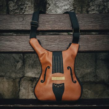 Brown Viola – geantă în formă de violă purtată crossbody