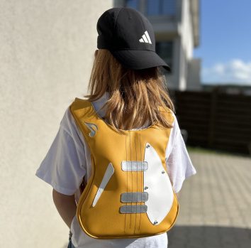 tiny-riff-rucsac-gradinita-chitara-galbena Tiny Riff – rucsac chitara galben pentru copii cu bretele ajustabile, vedere spate